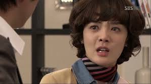 Komentar Kae Hwa benar2 bikin ketawa : Aku bertaruh dia adalah satu2nya gadis yang bisa menaruh kakinya di paha Sung Min Woo kapanpun ia mau. - om5_3